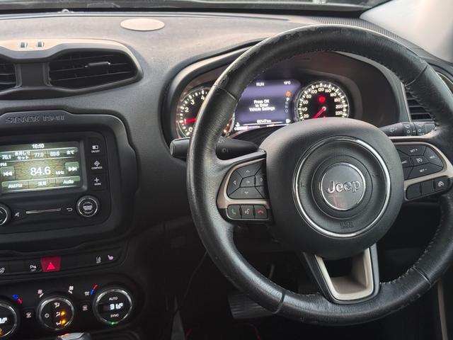 ジープ・レネゲード リミテッド　グレーカラー全塗装済み　革シート　パワーシート　ＲＡＤＩＡＬ　Ｍ／Ｔ新品タイヤ装着　ホイールマットブラック塗装　バックカメラ　Ｂｌｕｅｔｏｏｔｈ機能　クルーズコントロール（17枚目）