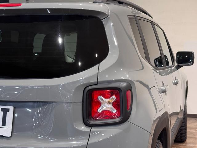 ジープ・レネゲード リミテッド　グレーカラー全塗装済み　革シート　パワーシート　ＲＡＤＩＡＬ　Ｍ／Ｔ新品タイヤ装着　ホイールマットブラック塗装　バックカメラ　Ｂｌｕｅｔｏｏｔｈ機能　クルーズコントロール（67枚目）