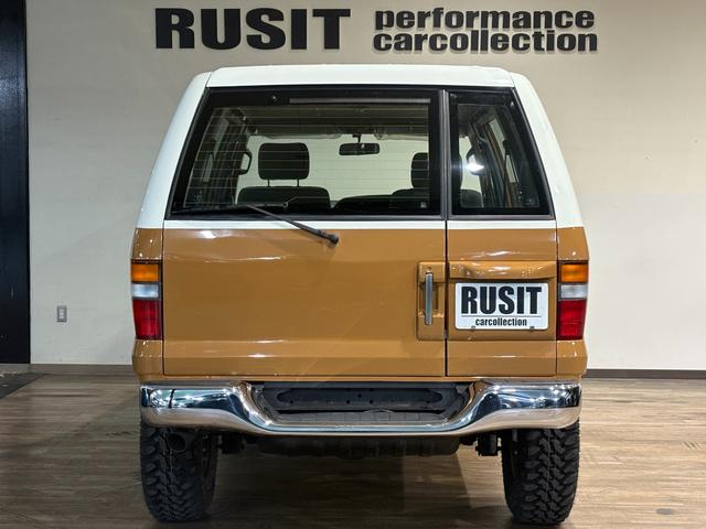 ビッグホーン キャメル ホワイトツートン全塗装済み 4WD車輛 デイトナホイール RENEGADE新品タイヤ 3ナンバー登録車輛 メッキ調ミラー ドアノブ メッキバンパー(11枚目)