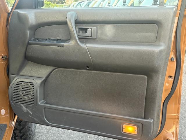 ビッグホーン キャメル ホワイトツートン全塗装済み 4WD車輛 デイトナホイール RENEGADE新品タイヤ 3ナンバー登録車輛 メッキ調ミラー ドアノブ メッキバンパー(14枚目)