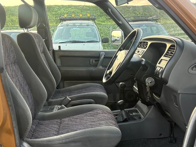 ビッグホーン キャメル ホワイトツートン全塗装済み 4WD車輛 デイトナホイール RENEGADE新品タイヤ 3ナンバー登録車輛 メッキ調ミラー ドアノブ メッキバンパー(16枚目)