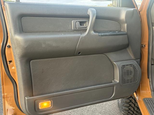 ビッグホーン キャメル ホワイトツートン全塗装済み 4WD車輛 デイトナホイール RENEGADE新品タイヤ 3ナンバー登録車輛 メッキ調ミラー ドアノブ メッキバンパー(18枚目)