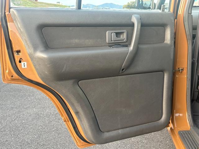 ビッグホーン キャメル ホワイトツートン全塗装済み 4WD車輛 デイトナホイール RENEGADE新品タイヤ 3ナンバー登録車輛 メッキ調ミラー ドアノブ メッキバンパー(22枚目)