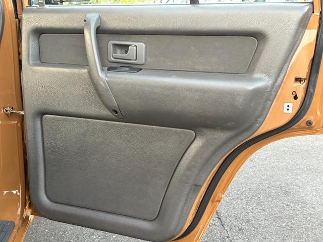 ビッグホーン キャメル ホワイトツートン全塗装済み 4WD車輛 デイトナホイール RENEGADE新品タイヤ 3ナンバー登録車輛 メッキ調ミラー ドアノブ メッキバンパー(26枚目)