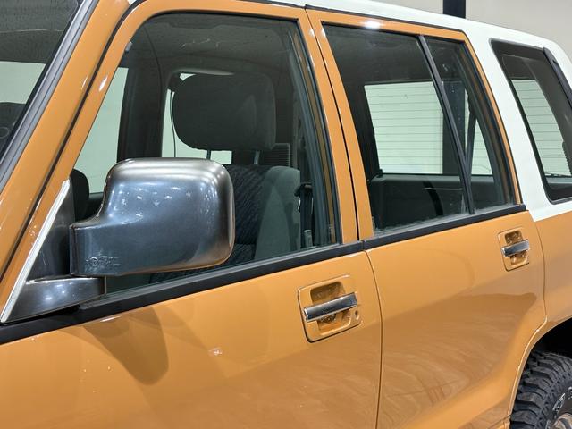 ビッグホーン キャメル ホワイトツートン全塗装済み 4WD車輛 デイトナホイール RENEGADE新品タイヤ 3ナンバー登録車輛 メッキ調ミラー ドアノブ メッキバンパー(44枚目)