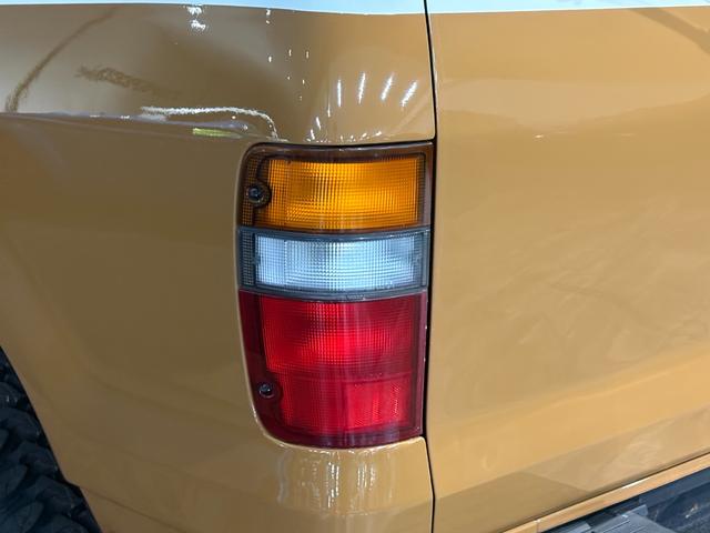 ビッグホーン キャメル ホワイトツートン全塗装済み 4WD車輛 デイトナホイール RENEGADE新品タイヤ 3ナンバー登録車輛 メッキ調ミラー ドアノブ メッキバンパー(61枚目)