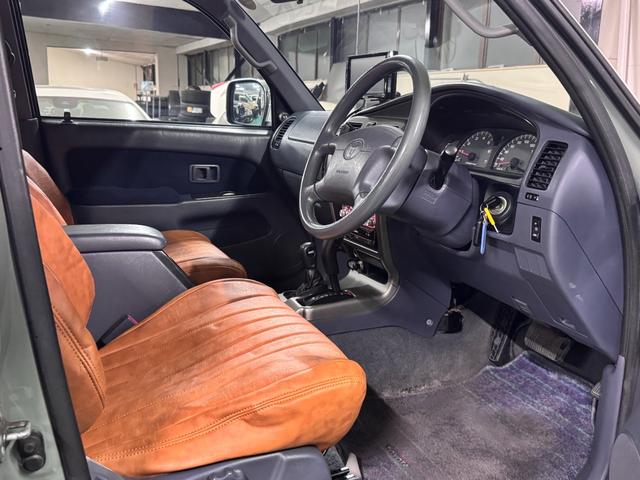 ハイラックスサーフ ＳＳＲ－Ｘ　アーバンカーキホワイトツートン全塗装　４ＷＤ車輛　リフトアップ　ＲＥＮＥＧＡＤＥ新品タイヤ　ＥＴＣ　　オリジナルシートカバー　ドライブレコーダー　ミラー　ドアノブメッキ仕様（16枚目）