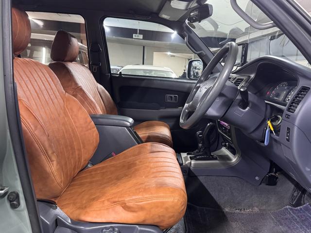 ハイラックスサーフ ＳＳＲ－Ｘ　アーバンカーキホワイトツートン全塗装　４ＷＤ車輛　リフトアップ　ＲＥＮＥＧＡＤＥ新品タイヤ　ＥＴＣ　　オリジナルシートカバー　ドライブレコーダー　ミラー　ドアノブメッキ仕様（17枚目）