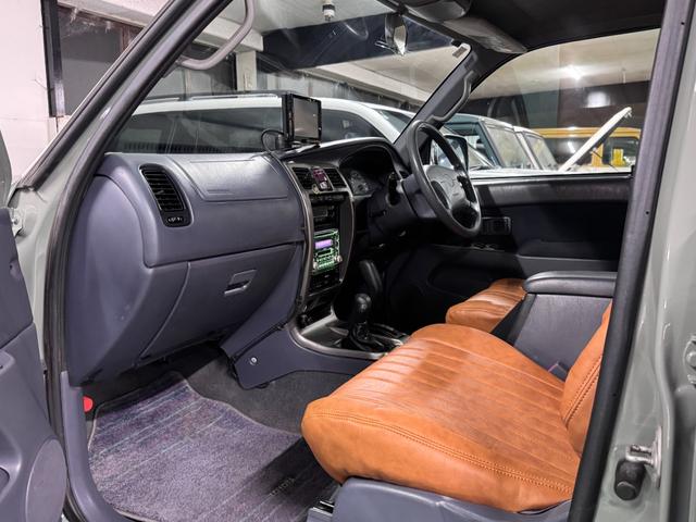 ハイラックスサーフ ＳＳＲ－Ｘ　アーバンカーキホワイトツートン全塗装　４ＷＤ車輛　リフトアップ　ＲＥＮＥＧＡＤＥ新品タイヤ　ＥＴＣ　　オリジナルシートカバー　ドライブレコーダー　ミラー　ドアノブメッキ仕様（20枚目）