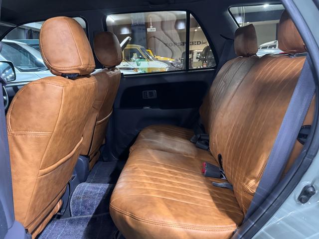 ハイラックスサーフ ＳＳＲ－Ｘ　アーバンカーキホワイトツートン全塗装　４ＷＤ車輛　リフトアップ　ＲＥＮＥＧＡＤＥ新品タイヤ　ＥＴＣ　　オリジナルシートカバー　ドライブレコーダー　ミラー　ドアノブメッキ仕様（25枚目）