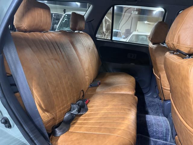 ハイラックスサーフ ＳＳＲ－Ｘ　アーバンカーキホワイトツートン全塗装　４ＷＤ車輛　リフトアップ　ＲＥＮＥＧＡＤＥ新品タイヤ　ＥＴＣ　　オリジナルシートカバー　ドライブレコーダー　ミラー　ドアノブメッキ仕様（30枚目）