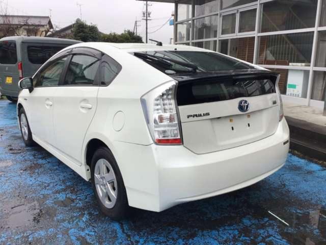 プリウス Ｓ　ワンオーナー　ナビ／リアカメラ　８エアバッグ　ＥＴＣ　ワンオーナー　走行４６．８０６ｋｍ　ナビ／リアカメラ　８エアバッグ　前後ドライブレコーダー　ＥＴＣ　車検整備／５．０００ｋｍ保証付（4枚目）