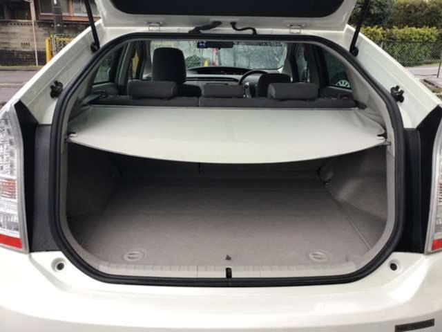 プリウス Ｓ　ワンオーナー　ナビ／リアカメラ　８エアバッグ　ＥＴＣ　ワンオーナー　走行４６．８０６ｋｍ　ナビ／リアカメラ　８エアバッグ　前後ドライブレコーダー　ＥＴＣ　車検整備／５．０００ｋｍ保証付（9枚目）