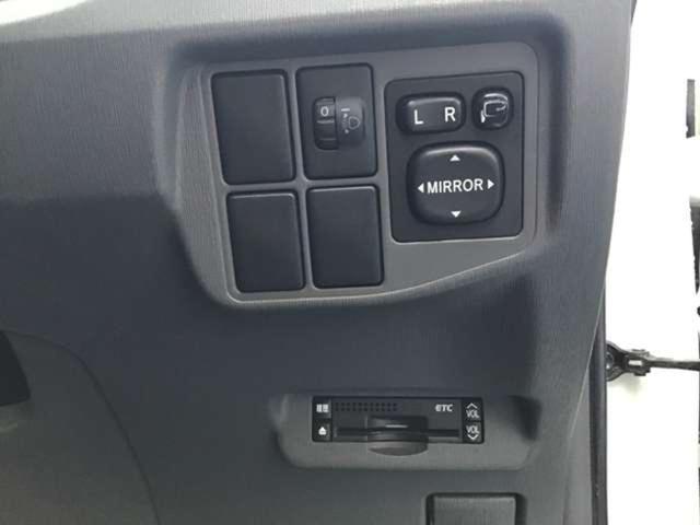 プリウス Ｓ　ワンオーナー　ナビ／リアカメラ　８エアバッグ　ＥＴＣ　ワンオーナー　走行４６．８０６ｋｍ　ナビ／リアカメラ　８エアバッグ　前後ドライブレコーダー　ＥＴＣ　車検整備／５．０００ｋｍ保証付（17枚目）