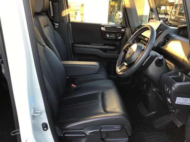 N-BOXカスタム L・ターボコーディネートスタイル 8エアバッグ 両側電動ドア ターボエンジン 8エアバッグ ナビ/TV/ブルートゥース/リアカメラ 両側電動ドア ドラレコ ETC ワンオーナー ホワイト/ブラックツートンカラー 車検整備/1年保証付(7枚目)