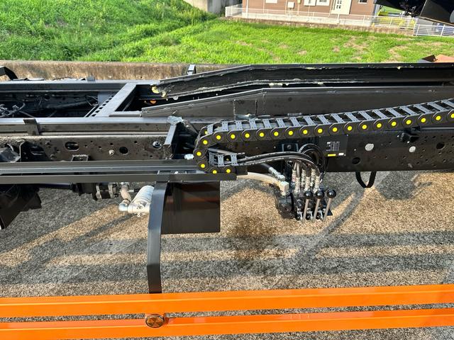 ヒノレンジャー 　積載車　キャリアカー　リモコン付き　油圧リアゲート　ウインチ　最大積載量３０５０ｋｇ　ＮＥＷオールペイント　ロングボデー長さ６５００幅２２００　ターボ車（14枚目）