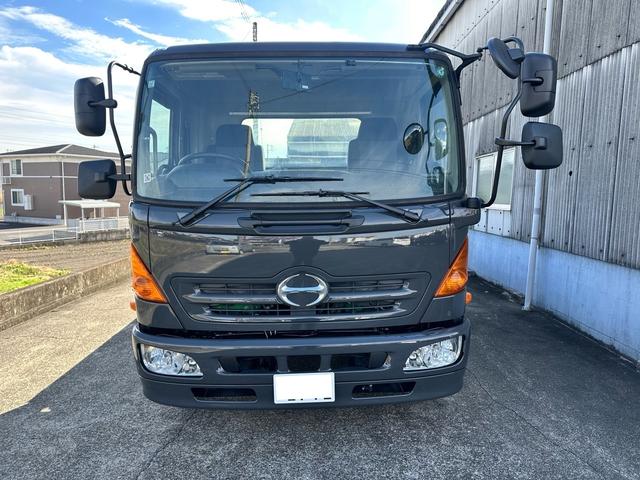 ヒノレンジャー 　積載車　キャリアカー　リモコン付き　油圧リアゲート　ウインチ　最大積載量３１００ｋｇ　ターボ車　ロングボデー長さ６５００幅２２００　ＮＥＷオールペイント（2枚目）