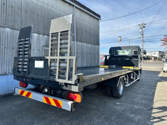 ヒノレンジャー 　積載車　キャリアカー　リモコン付き　油圧リアゲート　ウインチ　最大積載量３１００ｋｇ　ターボ車　ロングボデー長さ６５００幅２２００　ＮＥＷオールペイント（4枚目）