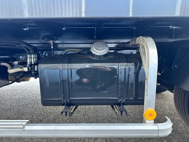 ヒノレンジャー 　積載車　キャリアカー　リモコン付き　油圧リアゲート　ウインチ　最大積載量３１００ｋｇ　ターボ車　ロングボデー長さ６５００幅２２００　ＮＥＷオールペイント（12枚目）