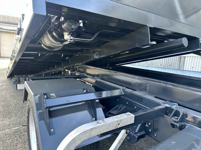 ヒノレンジャー 　積載車　キャリアカー　リモコン付き　油圧リアゲート　ウインチ　最大積載量３１００ｋｇ　ターボ車　ロングボデー長さ６５００幅２２００　ＮＥＷオールペイント（24枚目）