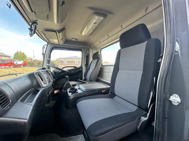 ヒノレンジャー 　積載車　キャリアカー　リモコン付き　油圧リアゲート　ウインチ　最大積載量３１００ｋｇ　ターボ車　ロングボデー長さ６５００幅２２００　ＮＥＷオールペイント（38枚目）