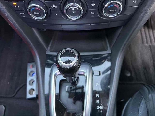 必ず使用するシフトレバー。確りと確認したいですね。