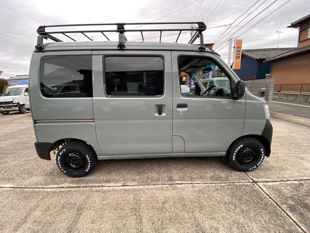 ハイゼットカーゴ クルーズ　パートタイム４ＷＤ　前後バンパーラプターライナー塗装　ルーフキャリア　車検対応ゴツゴツホワイトレタータイヤ　ブラックスチールホイール電格ミラー　キーレス　オーバーヘッドコンソール　ＥＴＣ（12枚目）