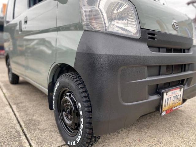 ハイゼットカーゴ クルーズ　パートタイム４ＷＤ　前後バンパーラプターライナー塗装　ルーフキャリア　車検対応ゴツゴツホワイトレタータイヤ　ブラックスチールホイール電格ミラー　キーレス　オーバーヘッドコンソール　ＥＴＣ（18枚目）
