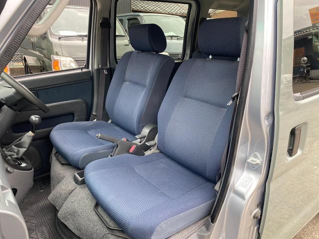 ハイゼットカーゴ クルーズ　パートタイム４ＷＤ　前後バンパーラプターライナー塗装　ルーフキャリア　車検対応ゴツゴツホワイトレタータイヤ　ブラックスチールホイール電格ミラー　キーレス　オーバーヘッドコンソール　ＥＴＣ（62枚目）