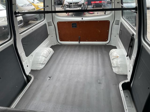 バネットバン ＤＸ　Ｎｏｘ・ＰＭ適合者　ディーゼルエンジン　タイミングベルト交換済み　前後バンパーラプターライナー塗装　車検対応ゴツゴツホワイトレタータイヤ　ブラックスチールホイール　ＯＢＤ検査済み　ハイルーフ　５ドア（43枚目）