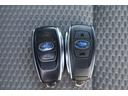 スマートエントリーキーシステムです。鍵を持っていればドアロック、解除、エンジン始動も楽チンです。イチイチ鍵を出す手間も無くなりますよ。悪天候時にも重宝しますね。