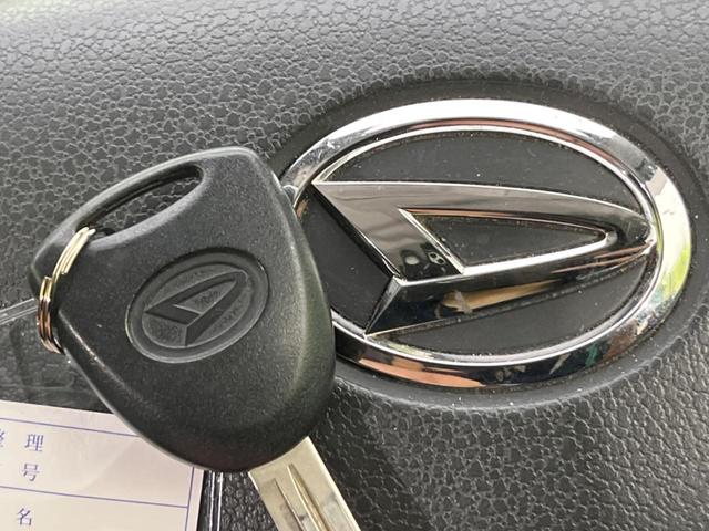 L 禁煙車 ETC キーレス アイドリングストップ ヘッドライトレベライザー 盗難防止システム ドアバイザー バニティミラー フロアマット CD AUX 横滑り防止装置(5枚目)