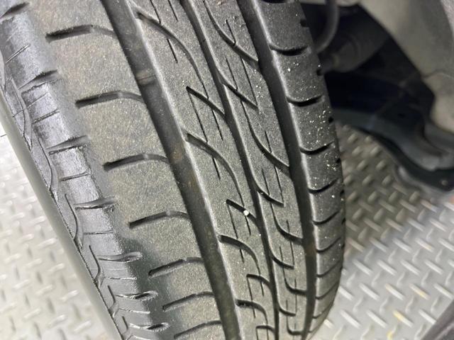 L 禁煙車 ETC キーレス アイドリングストップ ヘッドライトレベライザー 盗難防止システム ドアバイザー バニティミラー フロアマット CD AUX 横滑り防止装置(43枚目)