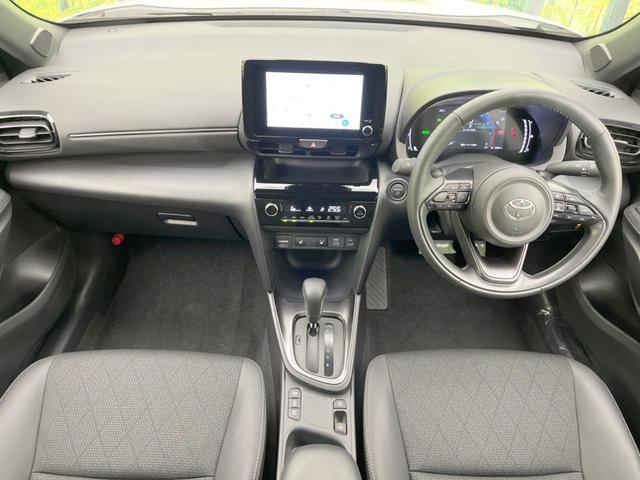 ヤリスクロス ハイブリッドＺ　バックカメラ　セーフティセンス　レーダークルーズ　純正８型ナビ　禁煙車　ハーフレザーシート　パワーシート　コーナーセンサー　スマートキー　ＬＥＤヘッド　ＥＴＣ　オートハイビーム　オートライト（2枚目）
