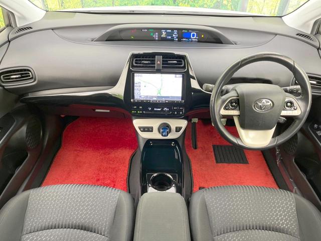 プリウス Ｓセーフティプラス　ＡＬＰＩＮＥ９型　バックカメラ　衝突軽減システム　レーダークルーズ　禁煙車　ドラレコ　コーナーセンサー　スマートキー　ＬＥＤヘッド　ビルトインＥＴＣ　オートハイビーム　車線逸脱警報（2枚目）