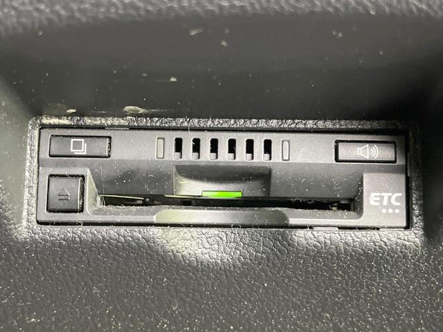 プリウス Ｓ　純正ナビ　バックカメラ　衝突被害軽減システム　レーダークルーズ　禁煙車　スマートキー　ＬＥＤヘッド　ビルトインＥＴＣ　オートハイビーム　オートライト　オートエアコン　純正１５インチアルミ（7枚目）