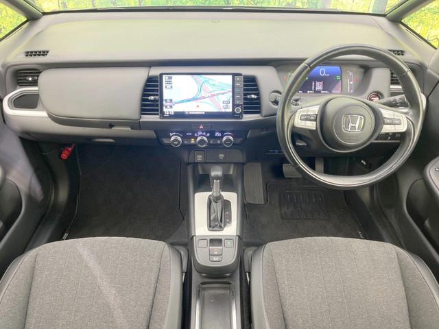 フィット ｅ：ＨＥＶホーム　純正ＳＤナビ　バックカメラ　ホンダセンシング　レーダークルーズ　禁煙車　ドラレコ　コーナーセンサー　スマートキー　ＬＥＤヘッド　ビルトインＥＴＣ　オートハイビーム　車線逸脱警報　オートライト（2枚目）
