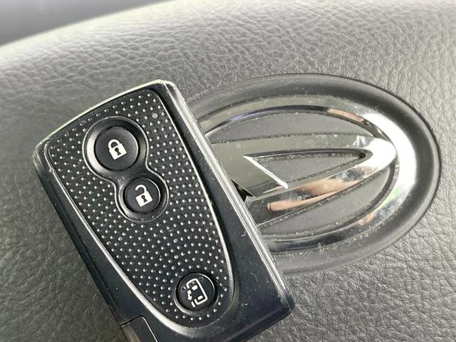 【キーフリーシステム】カバンやポケットに入れたままでもドアの施錠・解錠が可能なスマートキーを装備。エンジンのオン・オフ時もカギを取り出す必要が無いからとっても便利です♪