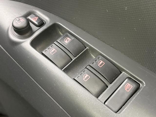 【電動格納ミラー】サイドミラーは電動格納式となっており、狭い駐車場でもキズがつくリスクを抑えられます。