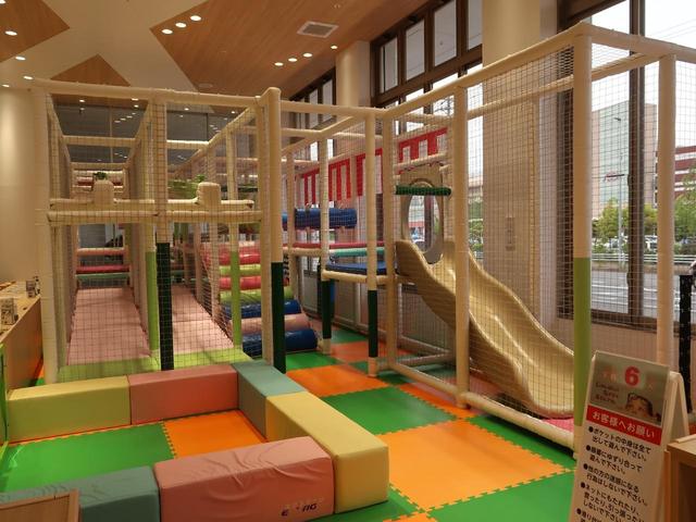 大きなキッズスペースも完備！小さなお子様連れでも、ゆっくりとお車探しをお楽しみいただけます。