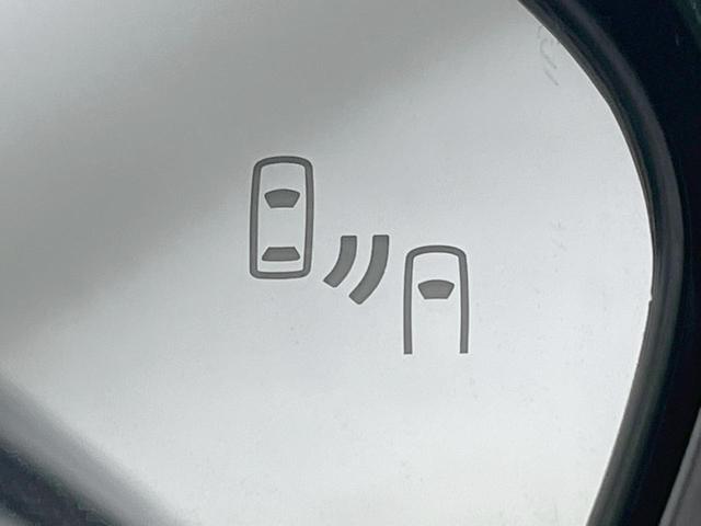 【ブラインドスポットモニター】走行中、ドアミラーの死角になりやすい箇所に後続車が接近するとサイドミラーのレンズに警告を表示！ドライバーに注意喚起をしてくれます。