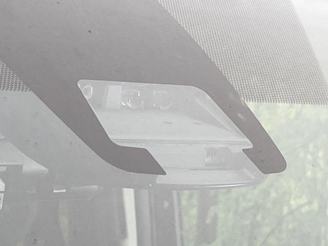 【トヨタセーフティセンス】走行中に前方の車両等を認識し、衝突しそうな時は警報とブレーキで衝突回避と被害軽減をアシスト。より安全にドライブをお楽しみいただけます。