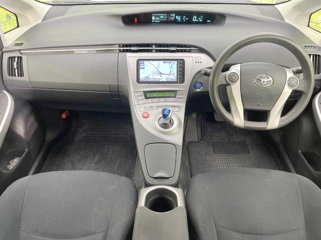 プリウス Ｓ　純正ＳＤナビ　バックカメラ　衝突被害軽減システム　禁煙車　スマートキー　ＨＩＤヘッド　ビルトインＥＴＣ　純正１５インチアルミ　オートライト　オートエアコン　Ｂｌｕｅｔｏｏｔｈ　ＣＤ　ＤＶＤ再生（2枚目）