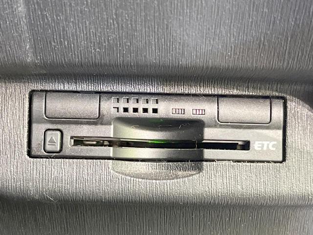 プリウス Ｓ　純正ＳＤナビ　バックカメラ　衝突被害軽減システム　禁煙車　スマートキー　ＨＩＤヘッド　ビルトインＥＴＣ　純正１５インチアルミ　オートライト　オートエアコン　Ｂｌｕｅｔｏｏｔｈ　ＣＤ　ＤＶＤ再生（7枚目）