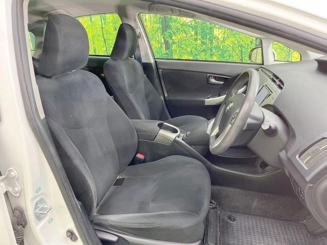 プリウス Ｓ　純正ＳＤナビ　バックカメラ　衝突被害軽減システム　禁煙車　スマートキー　ＨＩＤヘッド　ビルトインＥＴＣ　純正１５インチアルミ　オートライト　オートエアコン　Ｂｌｕｅｔｏｏｔｈ　ＣＤ　ＤＶＤ再生（8枚目）