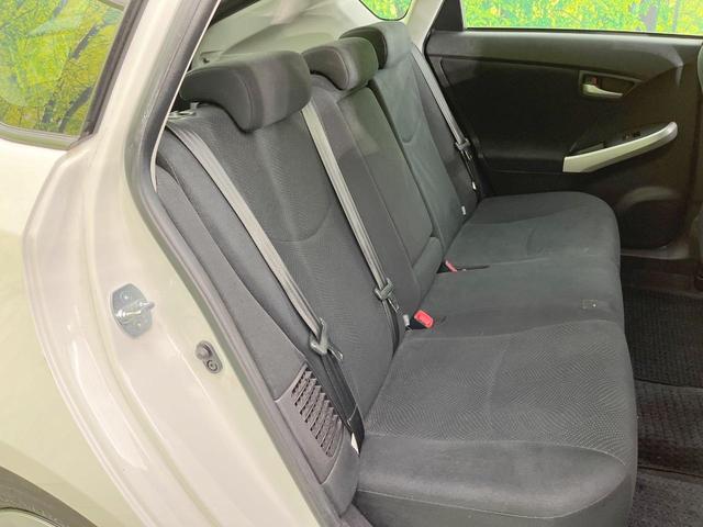 プリウス Ｓ　純正ＳＤナビ　バックカメラ　衝突被害軽減システム　禁煙車　スマートキー　ＨＩＤヘッド　ビルトインＥＴＣ　純正１５インチアルミ　オートライト　オートエアコン　Ｂｌｕｅｔｏｏｔｈ　ＣＤ　ＤＶＤ再生（9枚目）