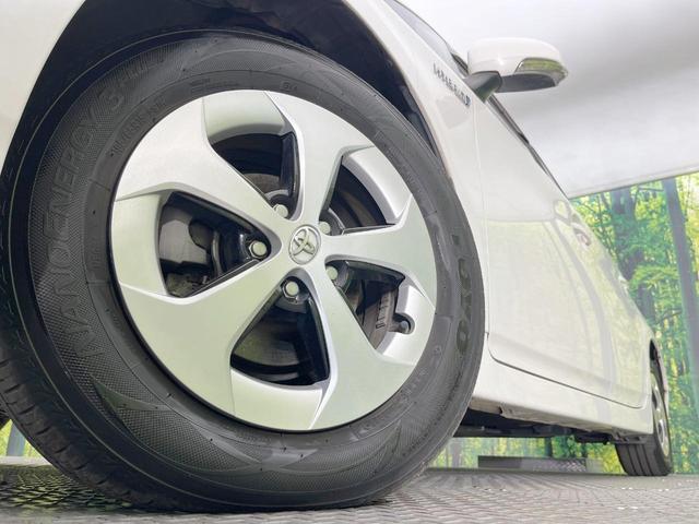 プリウス Ｓ　純正ＳＤナビ　バックカメラ　衝突被害軽減システム　禁煙車　スマートキー　ＨＩＤヘッド　ビルトインＥＴＣ　純正１５インチアルミ　オートライト　オートエアコン　Ｂｌｕｅｔｏｏｔｈ　ＣＤ　ＤＶＤ再生（13枚目）