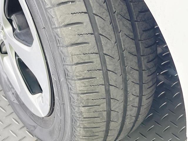 プリウス Ｓ　純正ＳＤナビ　バックカメラ　衝突被害軽減システム　禁煙車　スマートキー　ＨＩＤヘッド　ビルトインＥＴＣ　純正１５インチアルミ　オートライト　オートエアコン　Ｂｌｕｅｔｏｏｔｈ　ＣＤ　ＤＶＤ再生（22枚目）