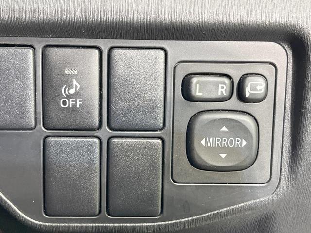 プリウス Ｓ　純正ＳＤナビ　バックカメラ　衝突被害軽減システム　禁煙車　スマートキー　ＨＩＤヘッド　ビルトインＥＴＣ　純正１５インチアルミ　オートライト　オートエアコン　Ｂｌｕｅｔｏｏｔｈ　ＣＤ　ＤＶＤ再生（41枚目）