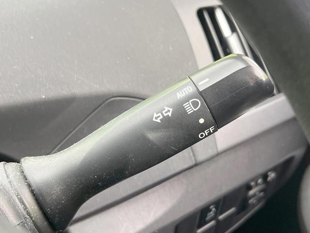 プリウス Ｓ　純正ＳＤナビ　バックカメラ　衝突被害軽減システム　禁煙車　スマートキー　ＨＩＤヘッド　ビルトインＥＴＣ　純正１５インチアルミ　オートライト　オートエアコン　Ｂｌｕｅｔｏｏｔｈ　ＣＤ　ＤＶＤ再生（42枚目）